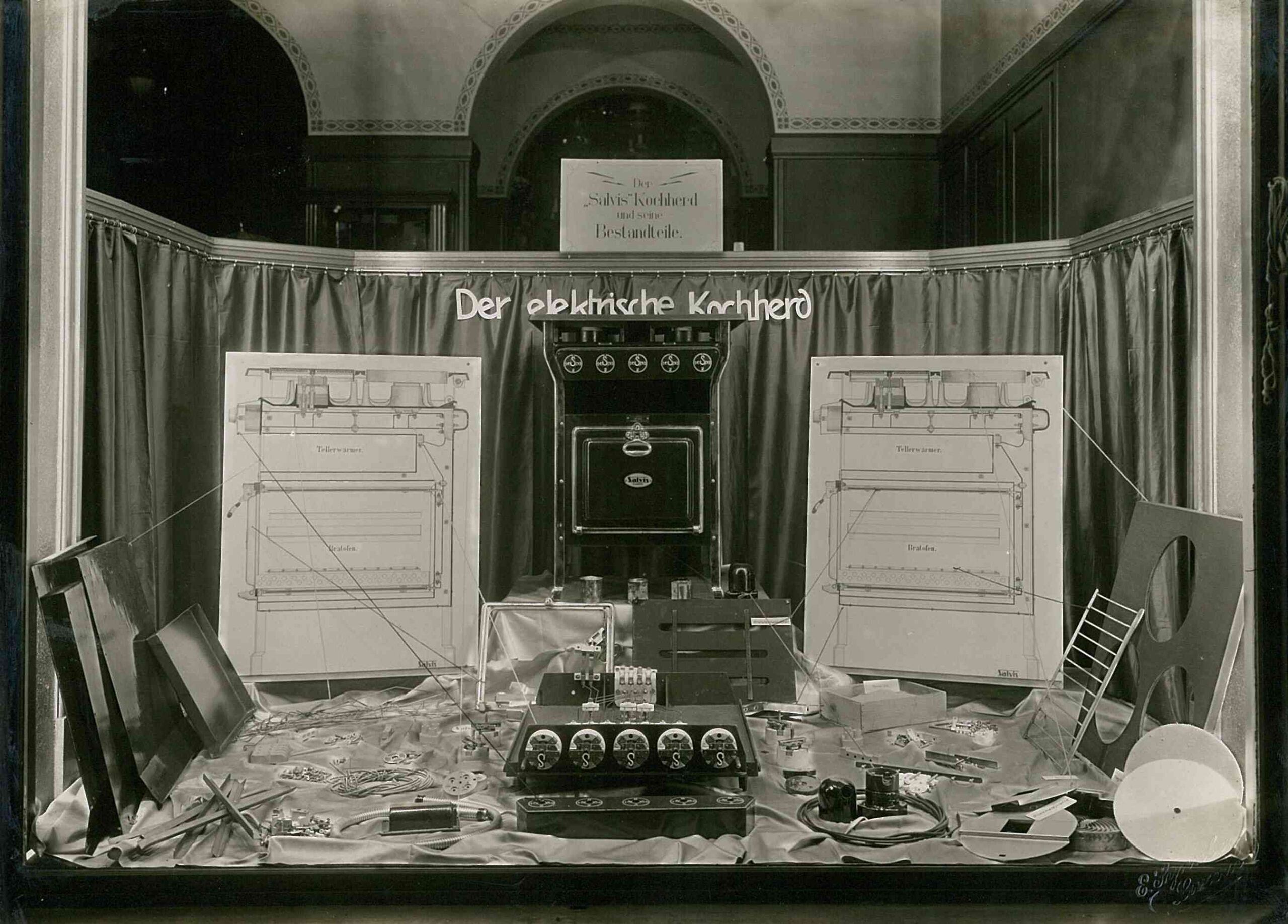 Ausstellung elektrischer Kochherd um 1925